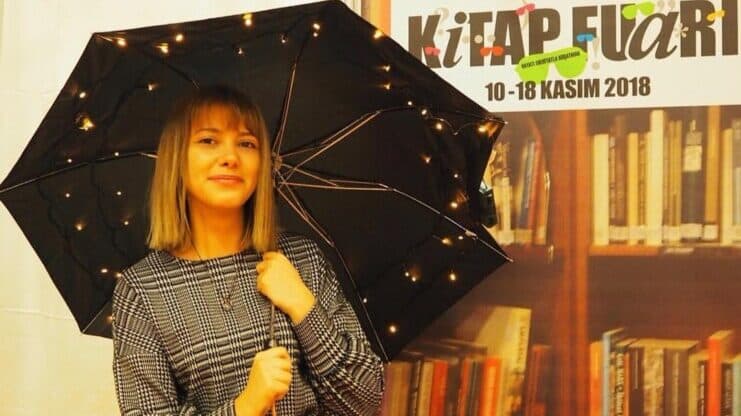 Popüler Yazar Beyza Alkoç'un Kitaplarına Bir Göz Atınca Neden Bu Kadar Popüler Anlayacaksınız