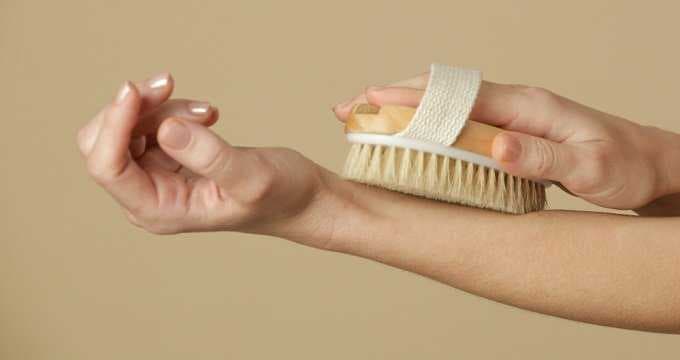 Sağlıklı ve Pürüzsüz Bir Beden İçin: Kuru Fırçalama