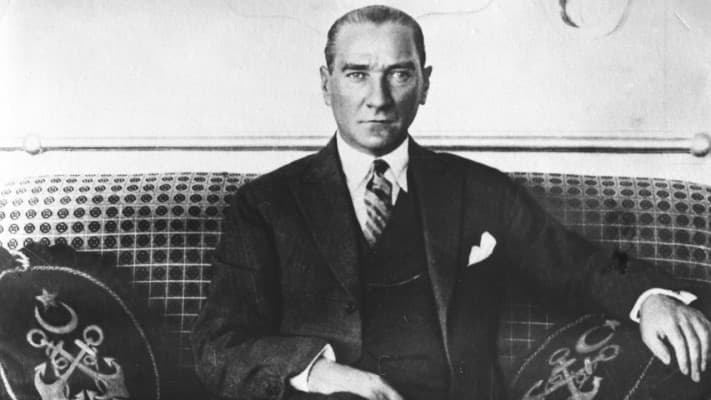 8 Temmuz 1919: Mustafa Kemal ATATÜRK, resmi görevinden ve askerlikten çekildi.
