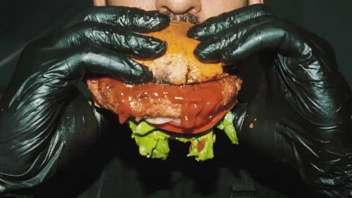 Oumph!, insan eti tadında Burger üretti