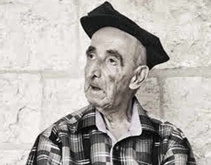 Kırmızı Çorapları ile Bir Manastırda 70 yıl Annesini Bekleyen Bahe'nin Öyküsü