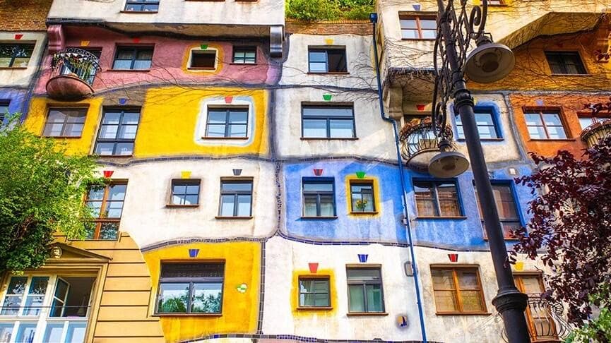 Tekdüzeliğe Meydan Okuyan Sanatçı Hundertwasser ve Eserleri