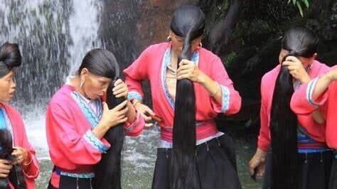 Çin'in Siyah Saçlı Rapunzel Köyü Sanki Bir Kitaptan Fırlamış Gibi Görünüyor