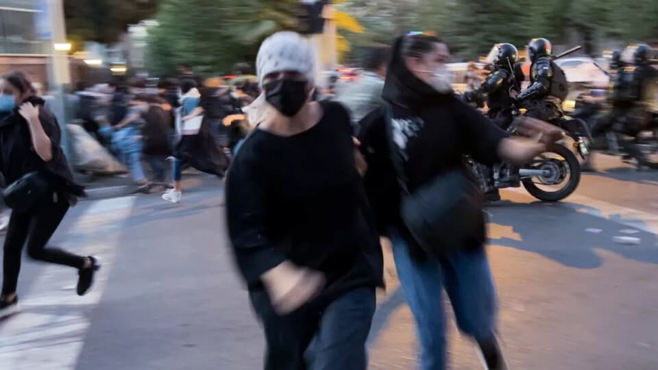 Mahsa Amani'nin Ölümünü İslam'a Mal Etmek Ne Kadar Doğru?