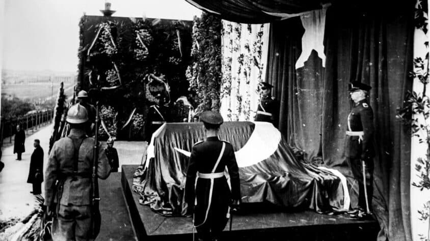 Atatürk'ün Son Yolculuğu: Nadir Fotoğraflarla Atatürk'ün Cenaze Töreni
