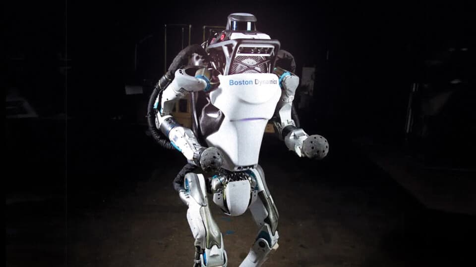Boston Dynamics'in Becerikli Robotu Atlas Yeteneklerini Sergiledi!