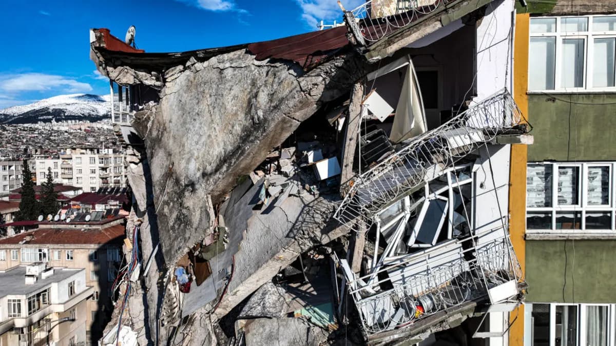 Deprem Mühendisleri Türkiye’de Neden Bu Kadar Çok Binanın Çöktüğünü Açıklıyor